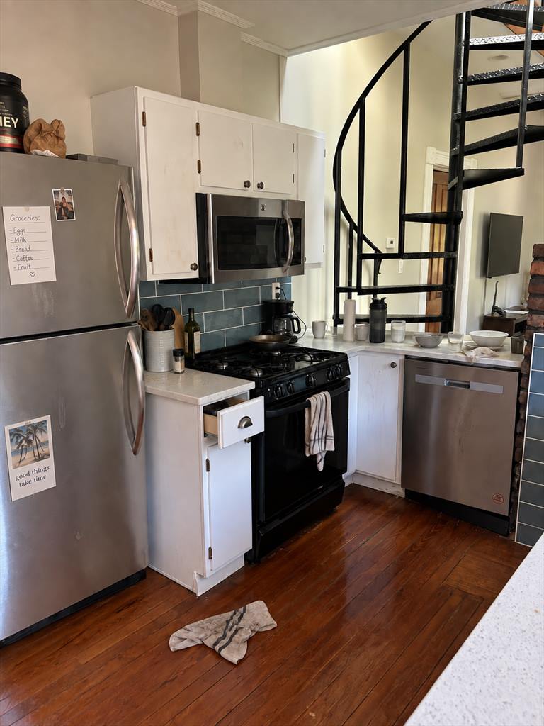 Kitchen before cleaning